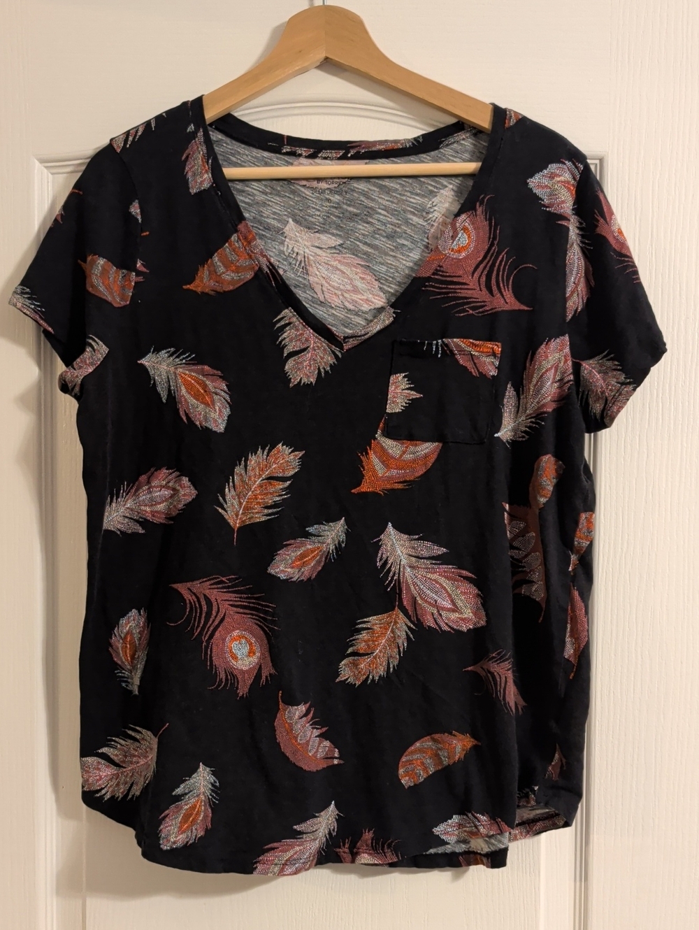 torrid Heritage Black V-Neck Feather Print Pocket Tee